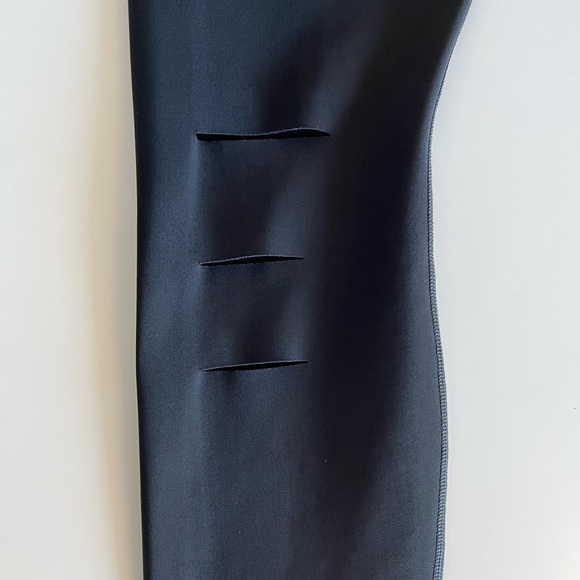 NWOT ALO Yoga Ripped Warrior Legging - Picture 12 of 16